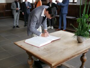 Haarlems Städtebotschafter Levy Julian Gores trägt sich ins "Book of Peace" ein. / Foto: Dominik Lapp