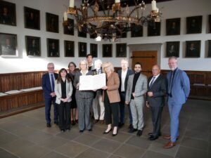 Das "Book of Peace" mit den ersten Eintragungen. / Foto: Dominik Lapp