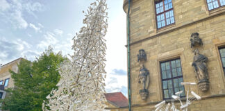 Imposant: „forx. pitchforks for peace“ von Volker Johannes Trieb vor dem historischen Rathaus in Osnabrück / Foto: Pohlmann