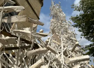 Kommentar: Eine Forke ist eine Forke – vor dem Rathaus steht, was an der Kaufhof-Fassade gescheitert ist „forx. pitchforks for peace“ von Volker Johannes Trieb vor dem historischen Rathaus in Osnabrück / Foto: Pohlmann