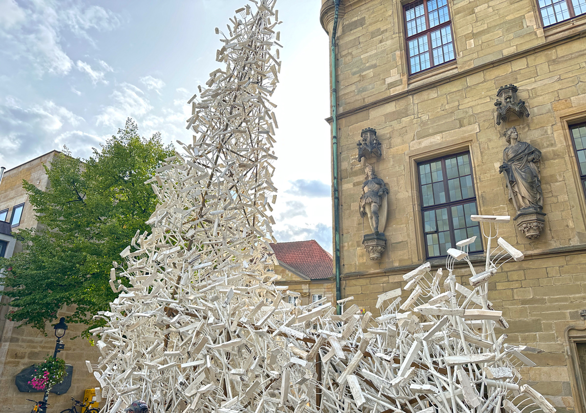 Imposant: „forx. pitchforks for peace“ von Volker Johannes Trieb vor dem historischen Rathaus in Osnabrück / Foto: Pohlmann