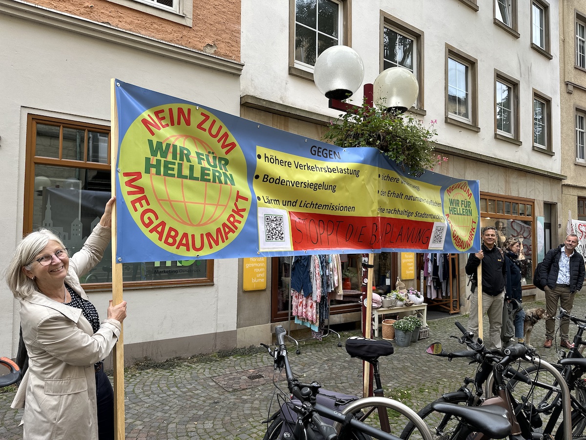Bereits vor der Sitzung des StUA im Oktober protestierten Mitglieder der Initiative "Wir für Hellern" gegen den geplanten Globus-Baumarkt in Hellern