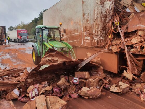 Kakao auf A1: Aufräumarbeiten bis zum Nachmittag nach Unfall mit drei LKW