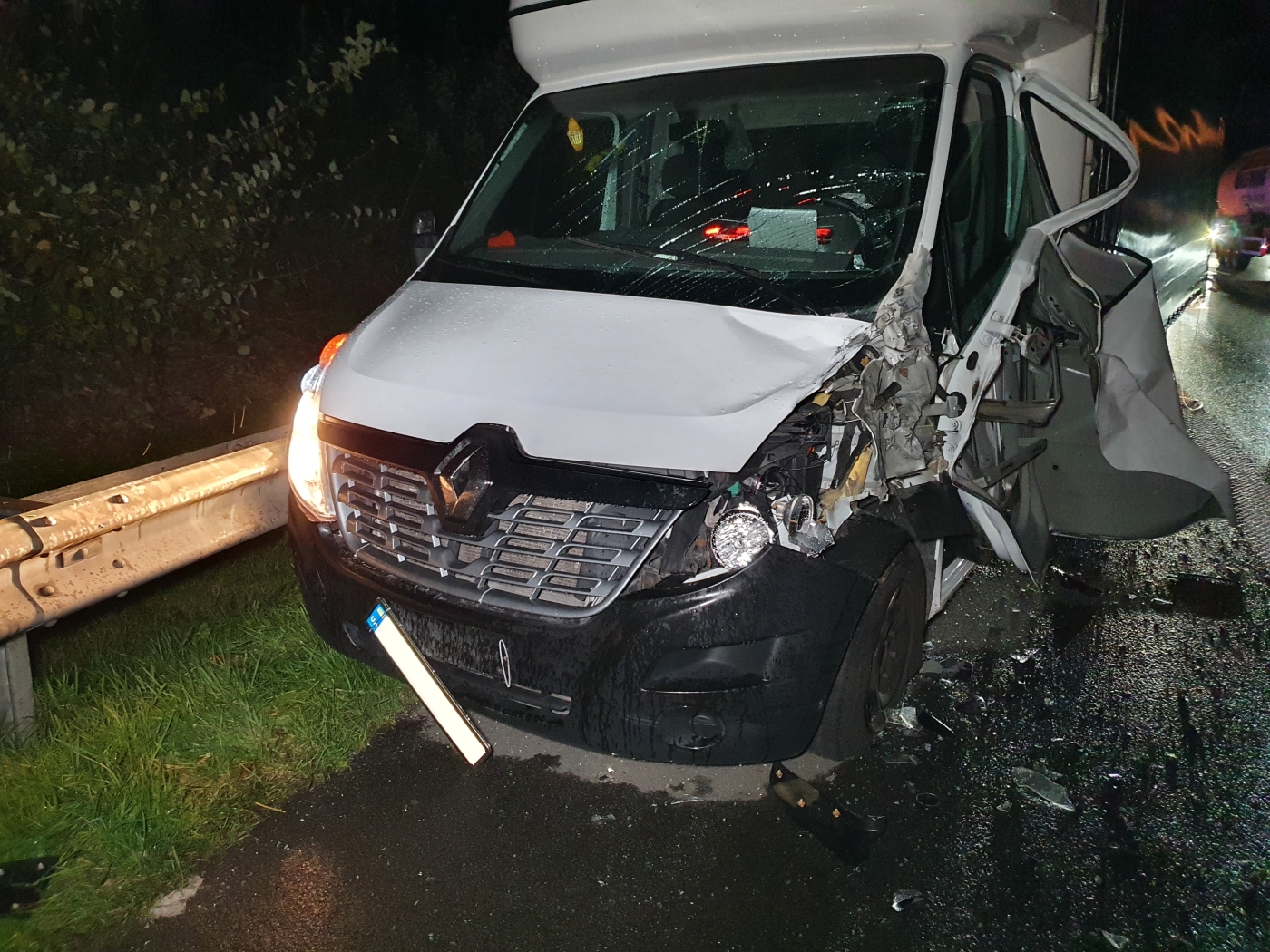Unfall auf Autobahn endet glimpflich: Transporter prallt gegen Sattelzug auf A1