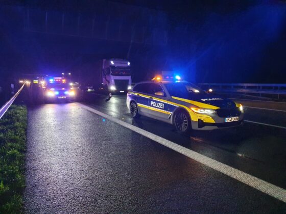 Unfall auf Autobahn endet glimpflich: Transporter prallt gegen Sattelzug auf A1