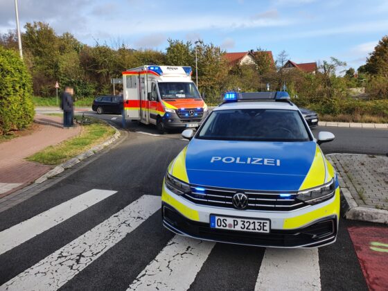 PKW und Fahrrad stoßen in Kreisverkehr in Bissendorf zusammen, Radfahrerin leicht verletzt