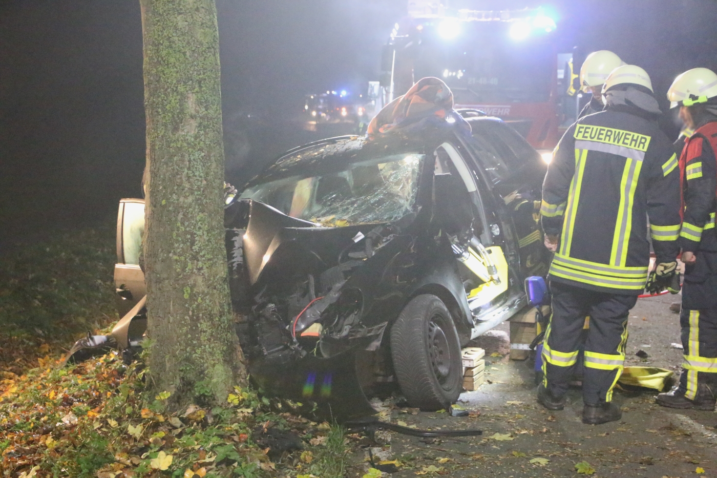 PKW kracht vor Baum, Fahrerin und Kleinkind in Bissendorf schwer verletzt