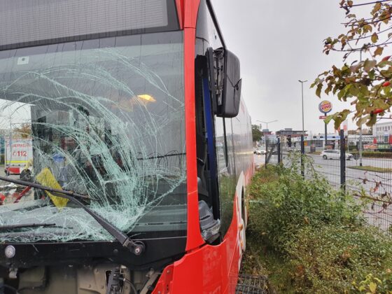 Bus durchbricht Zaun an Hannoverscher Straße, Feuerwehr muss hunderte Liter Diesel auffangen