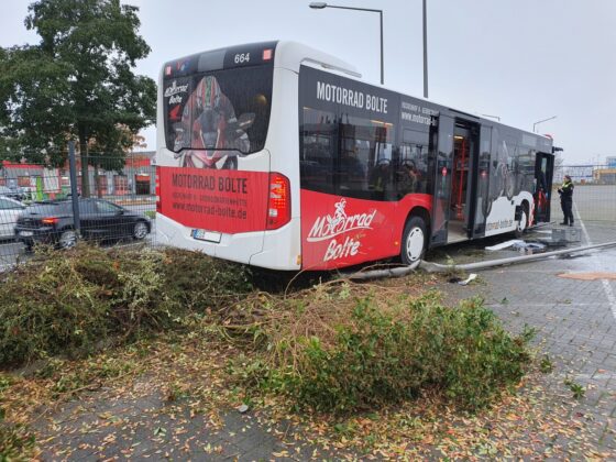 Bus durchbricht Zaun an Hannoverscher Straße, Feuerwehr muss hunderte Liter Diesel auffangen