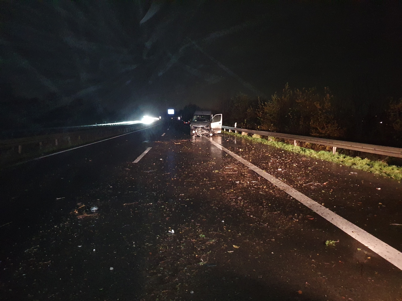 Kleintransporter mit abgefahrenen Reifen verunfallt auf Autobahn A30 bei Bissendorf