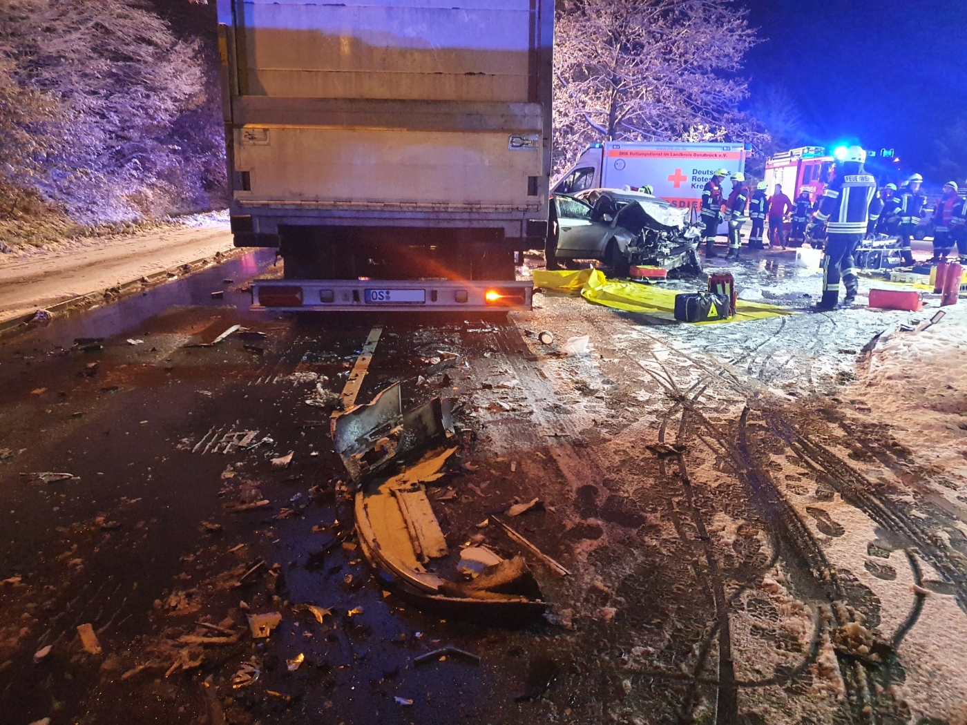 Mehrere Schwerverletzte: Frontal-Crash in Georgsmarienhütte zwischen PKW und LKW bei Schnee und Glätte