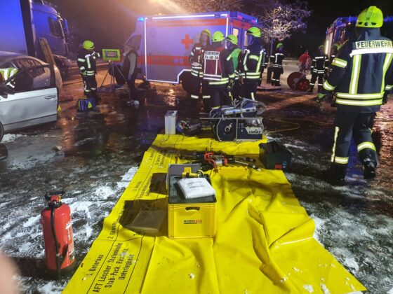 Mehrere Schwerverletzte: Frontal-Crash in Georgsmarienhütte zwischen PKW und LKW bei Schnee und Glätte