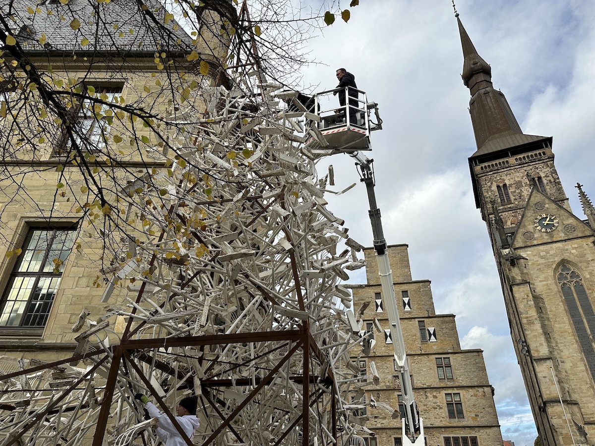 15 Meter hoch ragte die for-Installation neben dem Osnabrücker Rathaus in die Höhe / Foto: Pohlmann