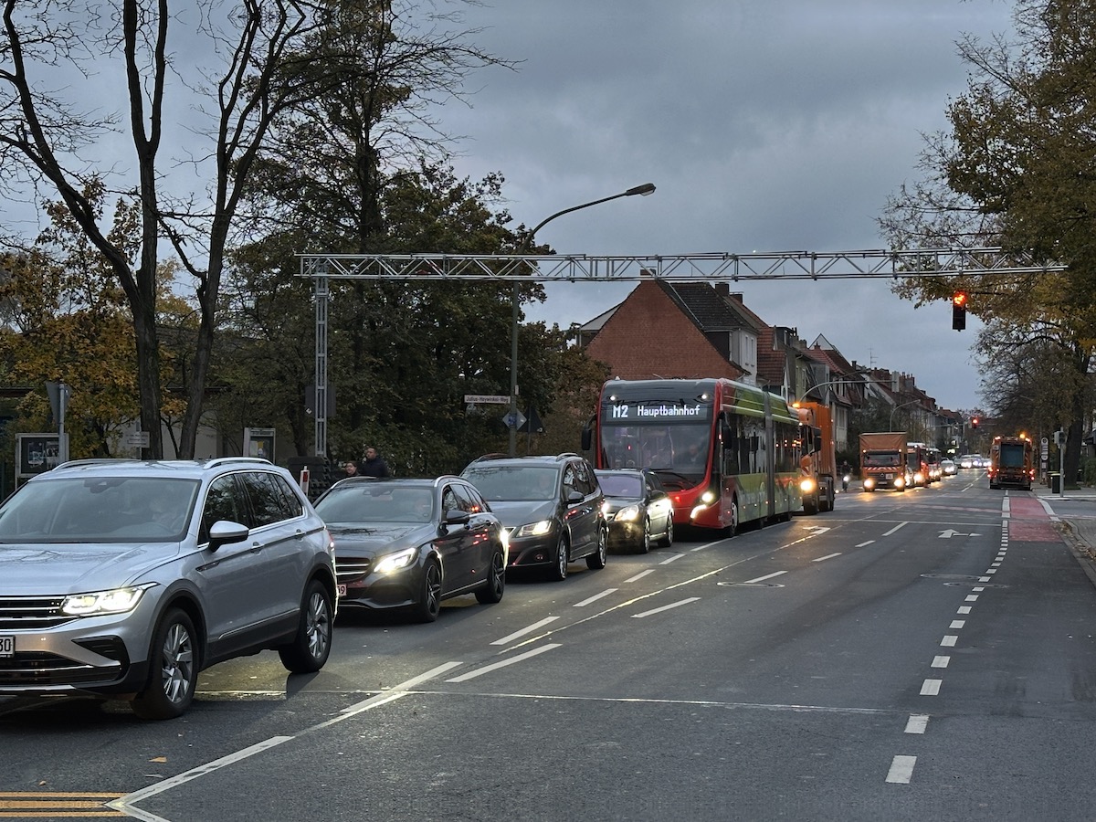 Vier Autos und ein Bus: mehr passt nicht zwischen zwei umkoordiniert schaltende Ampeln auf der Natruper Straße / Foto: Pohlmann (07.11.2023)