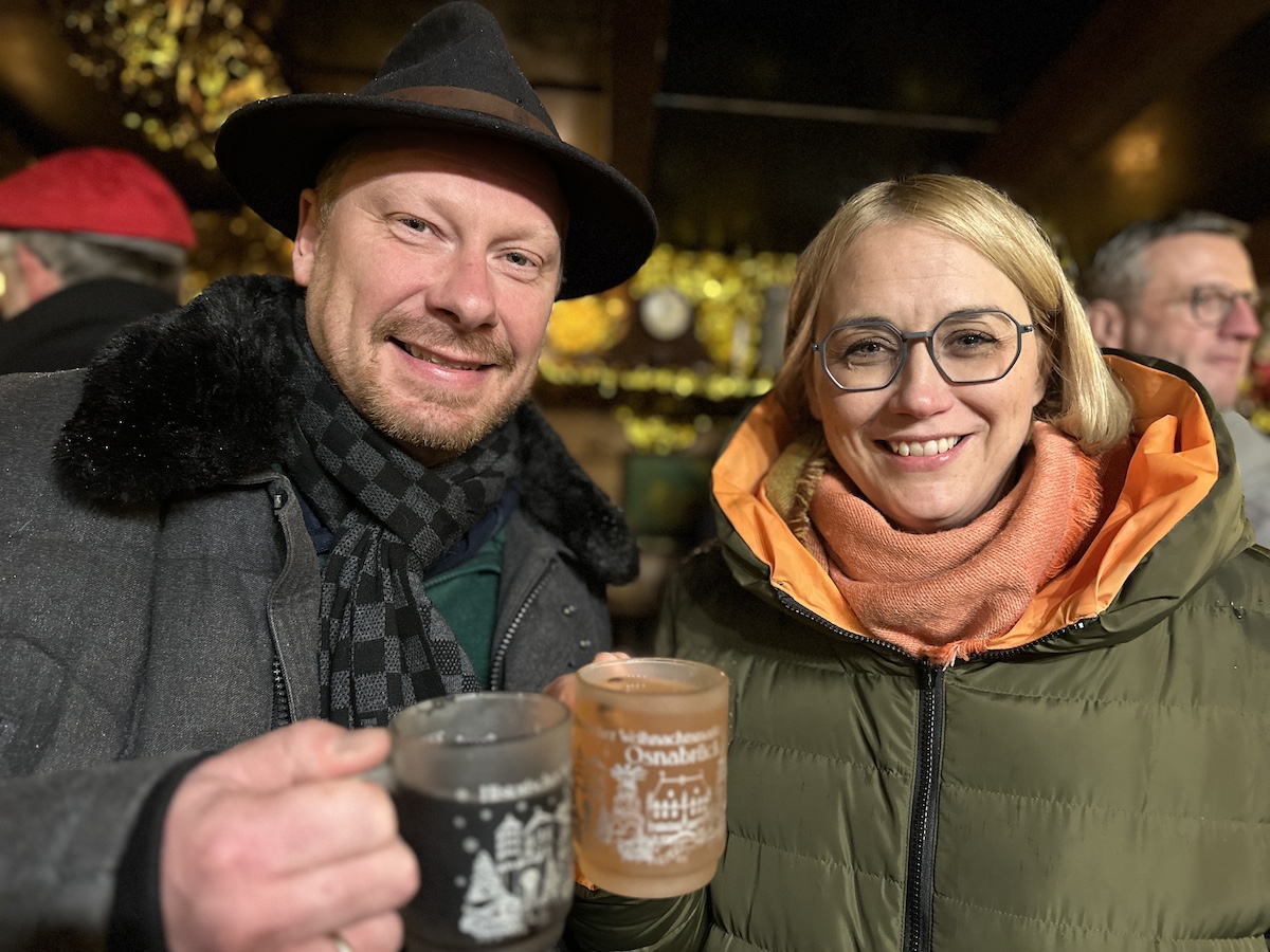 Bernhard Kracke junior, Vorsitzender des Schaustellerverbandes Weser Ems probiert mit Oberbürgermeisterin Katharina Pötter den ersten Glühwein des Jahres 2023