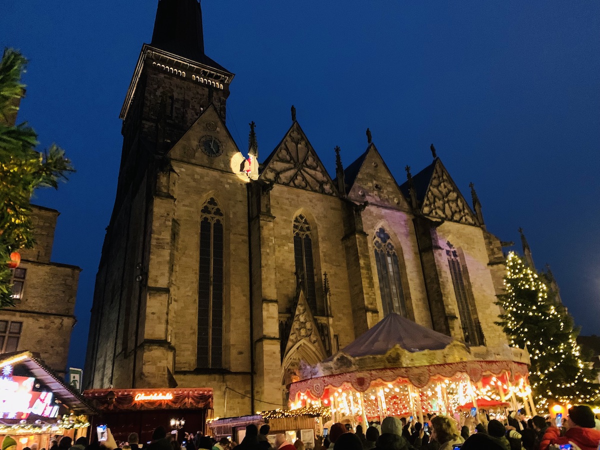 Weihnachtsmann seilt sich von der Marienkirche ab / Foto: Alke Wallmeyer