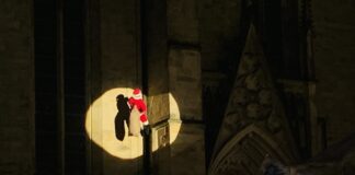Weihnachtsmann seilt sich von der Marienkirche ab / Foto: Alke Wallmeyer