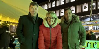 Bürgermeister Uwe Görtemöller und Eva Westermann eröffnen mit Schausteller Fredi Welte (rechts) den Eiszauber 2023