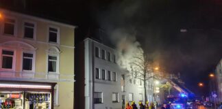 Bewohner versammeln sich vor brennendem Haus in Osnabrück Kalkhügel