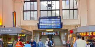 Abfahrttafel im Hauptbahnhof Osnabrueck