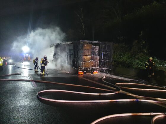 LKW-Brand führt zu Vollsperrung der A1 bei Wallenhorst in der Nacht