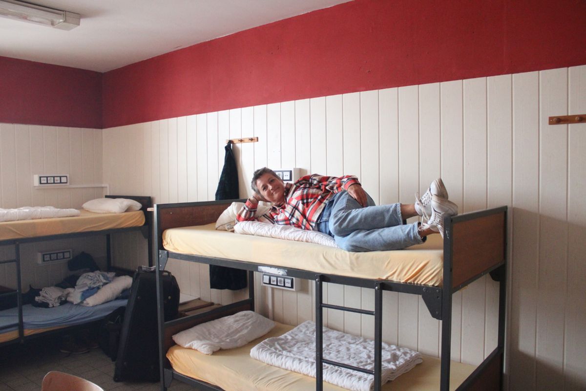 Cathrin Eßbach auf einem Etagenbett in ihrem Hostel. Das Interieur wird am Sonntag verkauft. / Foto: Dominik Lapp