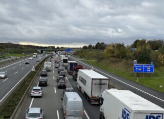Entwarnung: Keine Bombe an der Autobahn A30 bei Ibbenbüren gefunden Stau auf der Autobahn A1 bei Wallenhorst