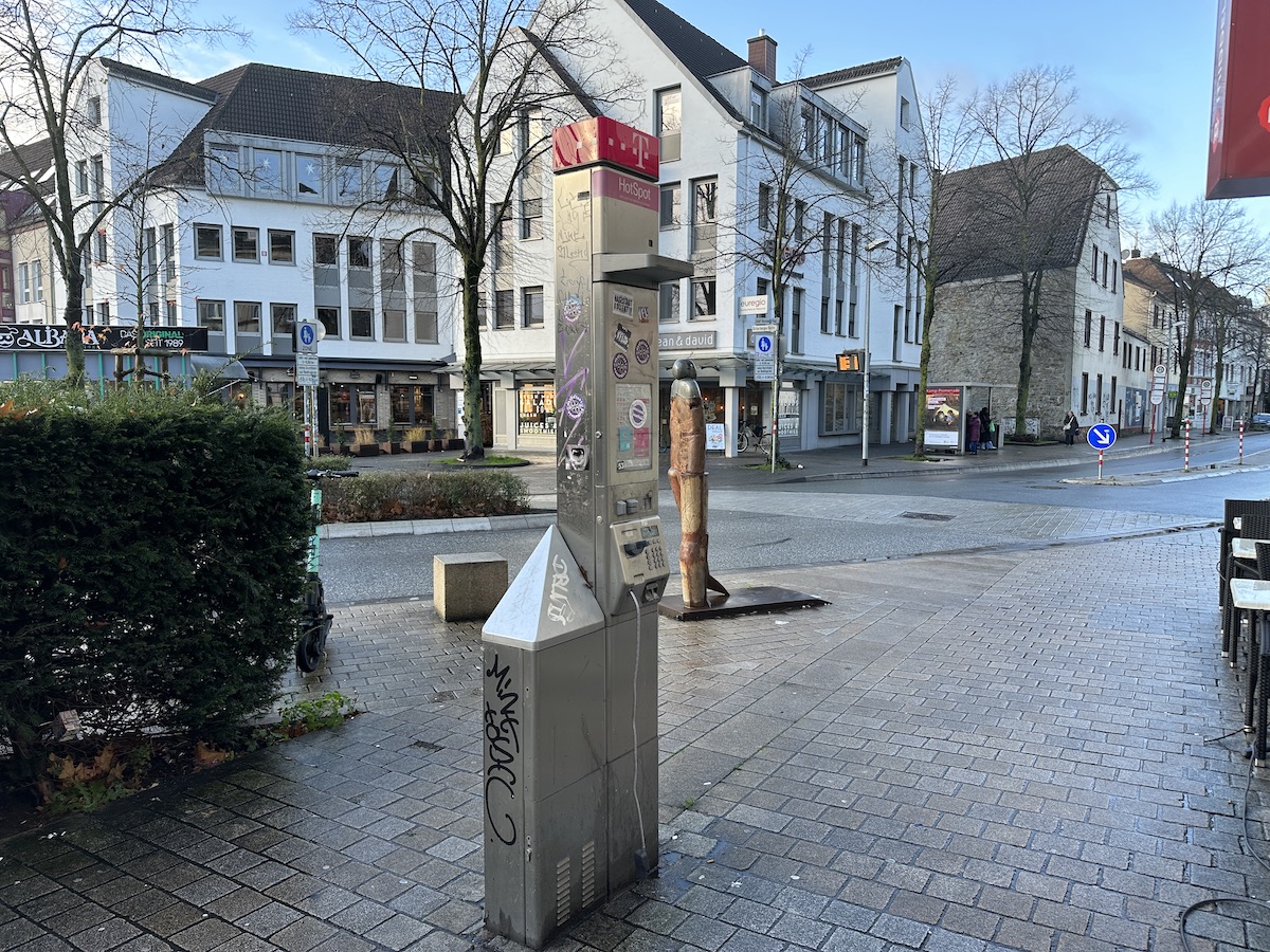 Defekt, steht im Weg und zieht Graffiti an: Kaputte Telekom-Säule hier am Adolf-Reichwein-Platz in Osnabrück / Foto: Pohlmann 