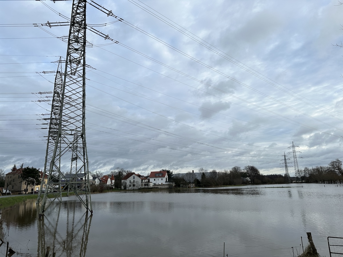 Hier staut sich das Hochwasser vor Osnabrück, Hase bei Lüstringen am 25.12.2023 / Foto: Pohlmann