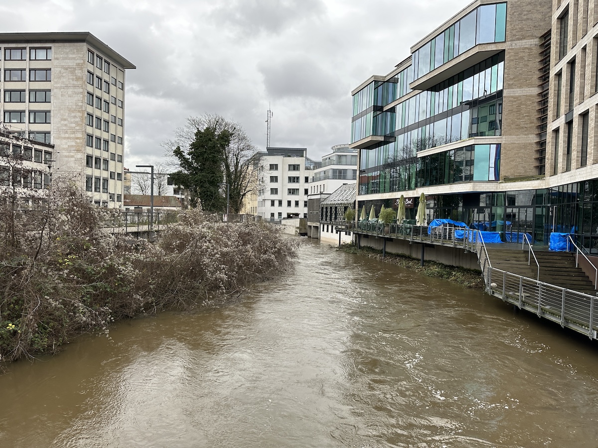 Noch entspannte Hochwasserlage an "Öwer de Hase" in Osnabrück am 25.12.2023