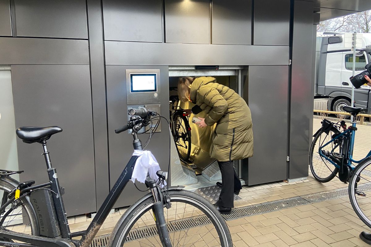 OB Katharina Pötter testet den BikeTower Altstadtbahnhof Osnabrück