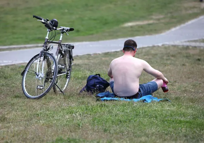 dts_image_19012_ikkabpfmgh_315_1200_840.jpg Mann sonnst sich