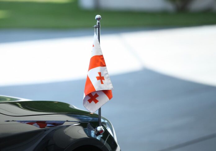 Georgische Flagge am Auto