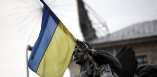 Statue mit ukrainischer Flagge