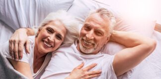 Senioren Paar im Bett