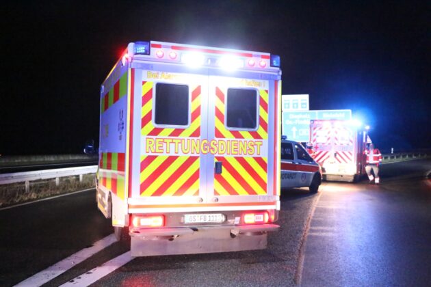 Schwerer Unfall auf der Autobahn 30 am Silvesterabend: Drei Verletzte, eine Frau in PKW eingeklemmt