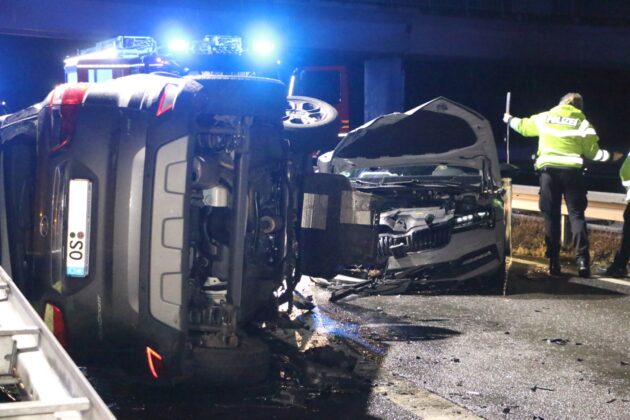 Schwerer Unfall auf der Autobahn 30 am Silvesterabend: Drei Verletzte, eine Frau in PKW eingeklemmt