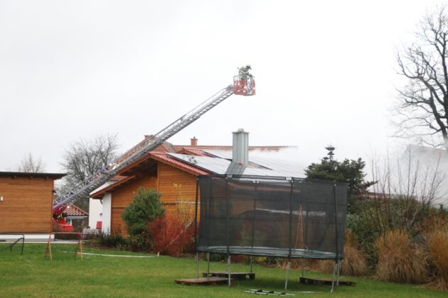 Gartenhütten in Melle in Brand, Feuer greift auf Lagerhalle über