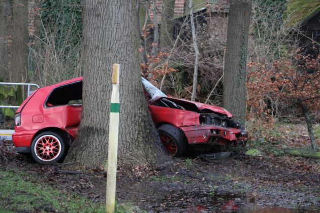 PKW prallt gegen Baum: Fahrer verunglückt tödlich in Ostercappeln