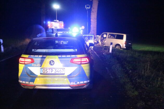 PKW-Fahrer nach Kollision an Baum lebensgefährlich verletzt in Bad Essen
