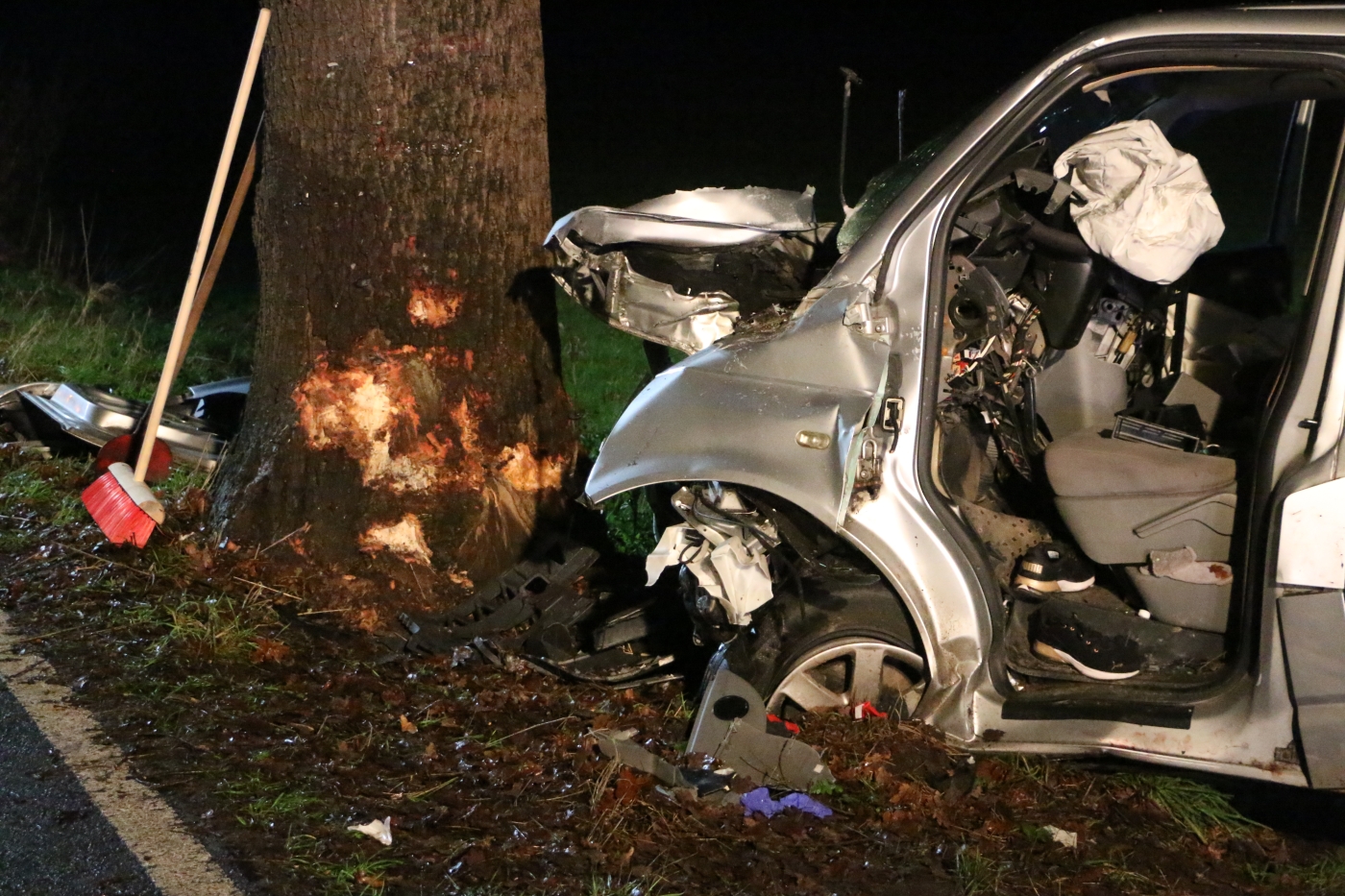 PKW-Fahrer nach Kollision an Baum lebensgefährlich verletzt in Bad Essen