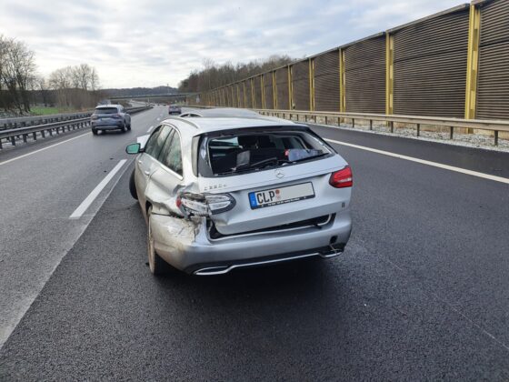 Plötzlicher Spurwechsel führt zu Unfall auf Autobahn, zwei Menschen verletzt