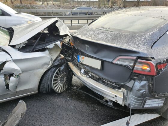 Plötzlicher Spurwechsel führt zu Unfall auf Autobahn, zwei Menschen verletzt