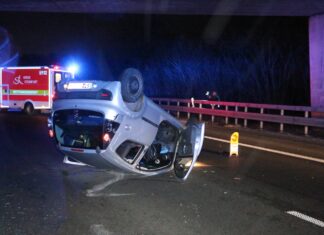 PKW überschlägt sich nach Kollision auf Autobahn 30 und bleibt kopfüber liegen