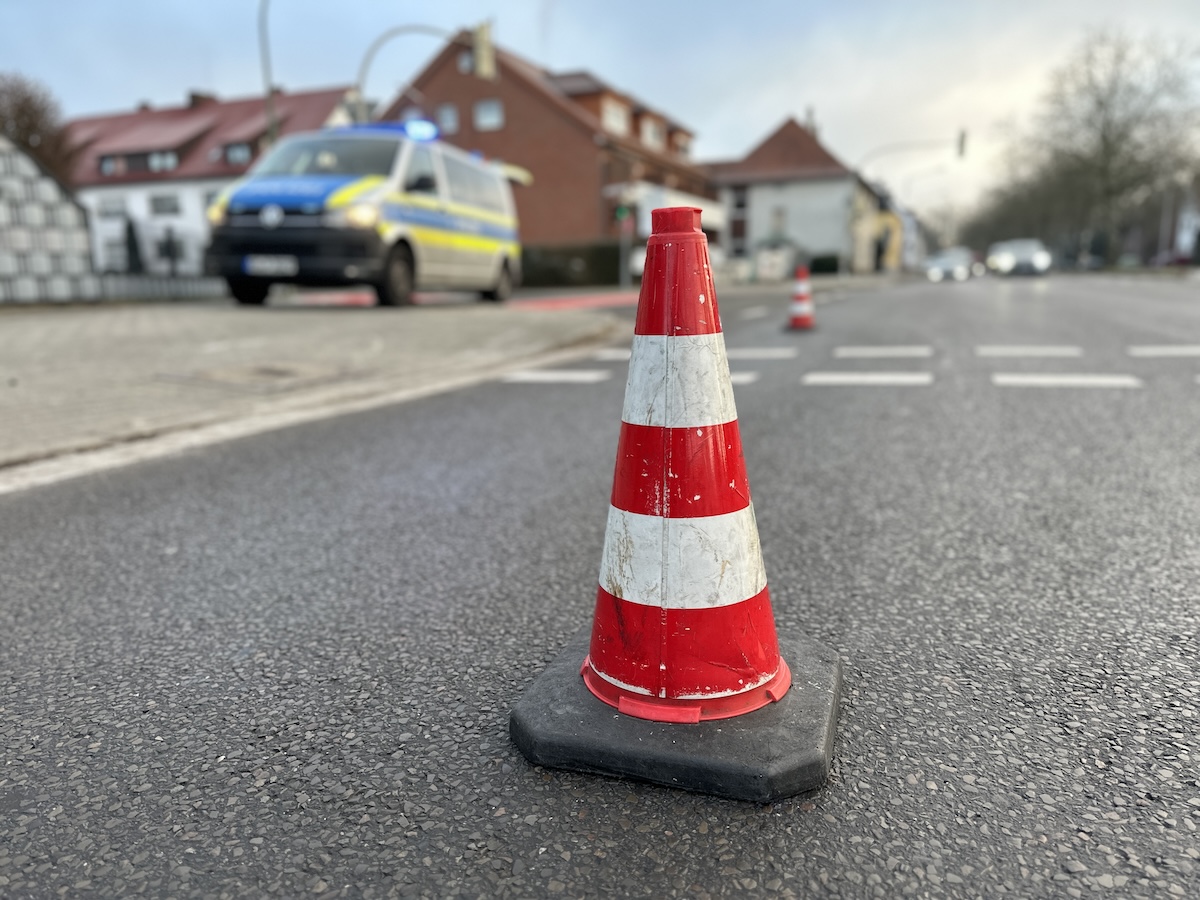 Die Polizei sperrte den Unfallbereich auf der Wersener Straße ab.