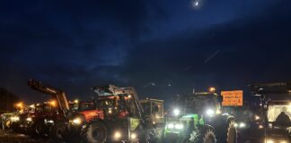 "Lichterfahrt" mit Traktoren auf einem Acker in Wallenhorst