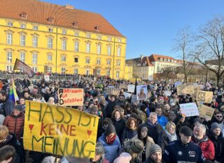 Großdemonstration in Osnabrück: „Es geht um die Menschen, nicht um die Organisationen“ Mehr als 25.000 Teilnehmer bei Demonstration im Schlossgarten Osnabrück
