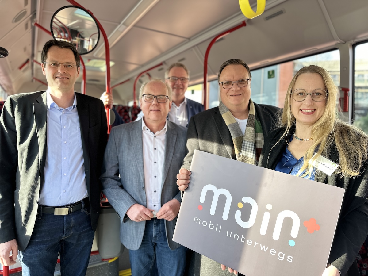 Das MOIN-Projektteam zusammen mit Landrätin Anna Kebschull im ersten neuen Schnellbus