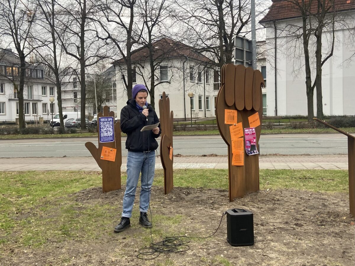 Mahnmal gegen geschlechtsspezifische Gewalt und Femizide am Willy-Brandt-Platz eingeweiht