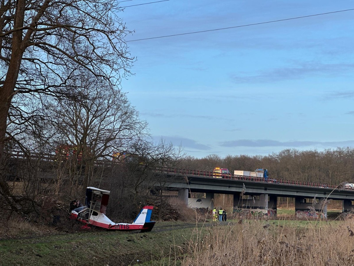 Das Flugzeug kam direkt neben der A1 auf einem Feld runter. / Foto: Pohlmann